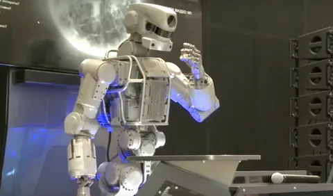 Андроиды и космонавты России готовятся к высадке на Луну и Марс