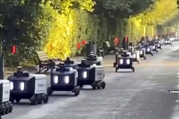 Роботы Яндекса репетируют парад на 7 ноября