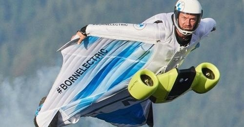 Человек-крыло от BMW