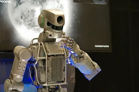 России нужны сотни роботов на Луне