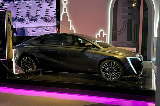 Электрический седан Молния