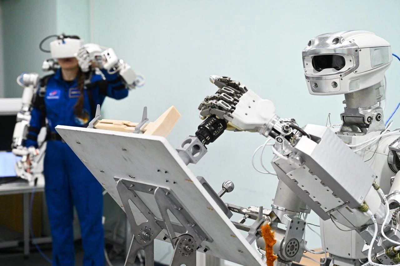 Космонавты начали отрабатывать выход в открытый космос с отечественным роботом-помощником