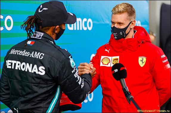 Перед церемонией награждения Мик Шумахер подарил Льюису один из шлемов своего отца 2012 года, когда Михаэль выступал за Mercedes